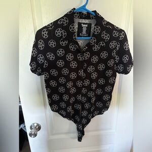 Women’s Spencer’s Tie Front Pentagram Button Down Shirt Size Medium
